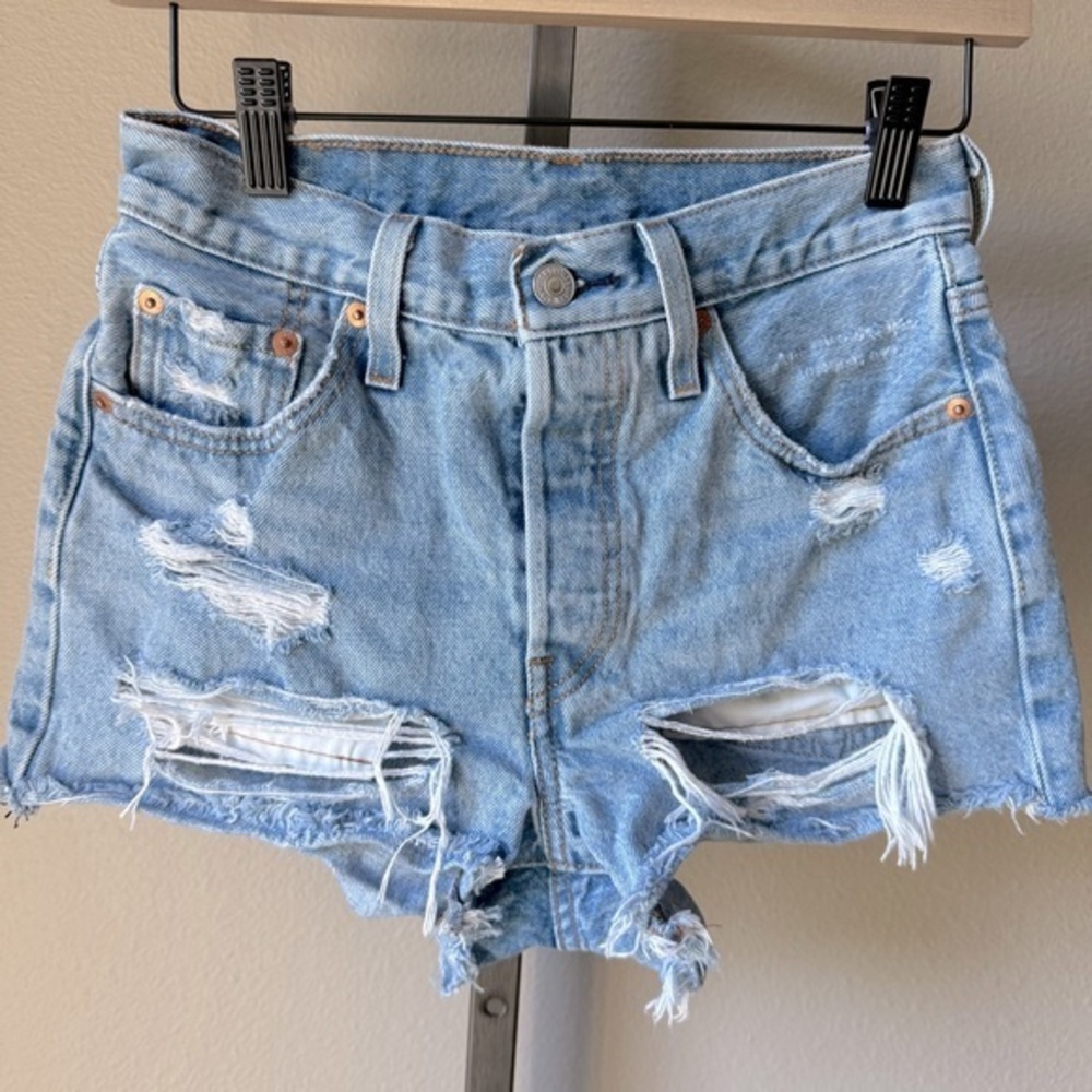 Levi’s 501 distressed button fly shorts size 25
